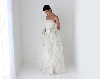 Brudklänning i off-white, texturerad, samlad organza med axelbandslös korsett och överdel från 1990-talet