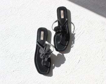 Sandalias planas de piel con tira en T de tafetán y estampado floral estilo vintage de PRADA ~ 39 euros