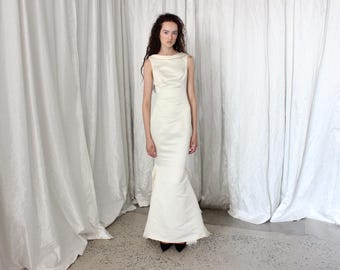 Das schickste 90er Jahre Duchess Satin High Neck Hourglass figurbetontes rückenfreies Meerjungfrau-Weinlese-Hochzeitskleid mit Rüschenzug