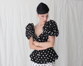 Gorro turbante tipo pastillero vintage de tafetán negro escultural de los años 50, de Evelyn Varon.