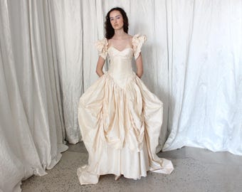 1991 Maßgeschneiderte Rohseide Dupion Baske-Taille, Rüschen-Schulter & aufwendig drapiertes Vintage 90er Jahre Brautkleid mit Rosetten