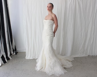 Vestido de novia de sirena sin tirantes Vera Wang Luxe 'Fawn' color crema, encaje Chantilly y organza con efecto desgastado, modelo 2011