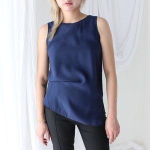 90s Pure Silk Minimal & Relaxed Sleeveless Tank Top in Navy Blue - Unworn Vintage Stock