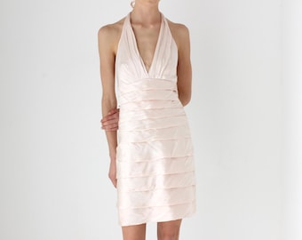 Vestido corto estilo halter con escote pronunciado, volantes y volantes en tonos rosa pastel, de la marca '7 Deadly Sins', estilo Y2K.