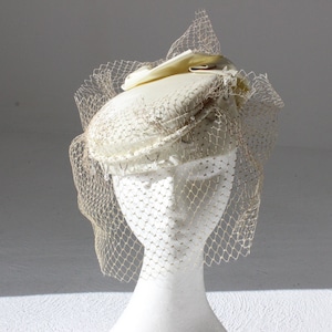 Vintage 1960s Cream Tulle Curler Ruffle Hat Vintage White Rose Hat, Gray Tulle Veil, Mid Century Style  main image 4