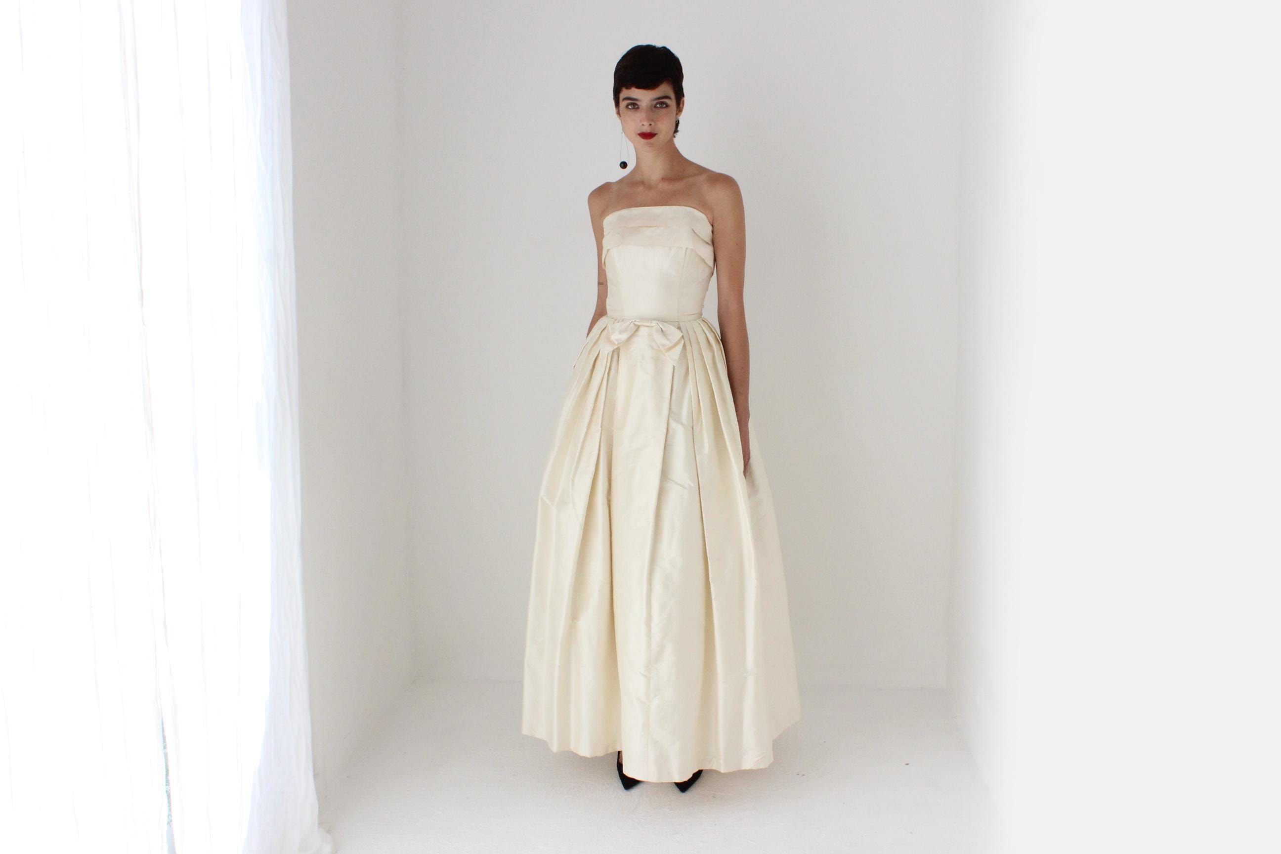vintage cream embellished strapless dress RESERVED — Divine 1990s Silk Taffeta Bridal Gown W/ Matching Organza Shawl this dress is fully bridgerton Women's Brown Animal Print Size:58 Portly Regular White corset dress