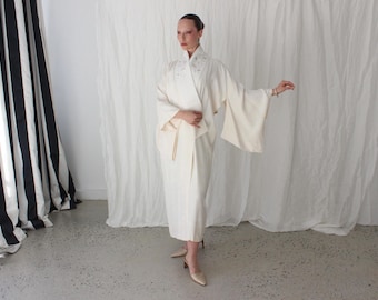 Kimono de novia vintage japonés de seda color crema, espectacular y exuberante.