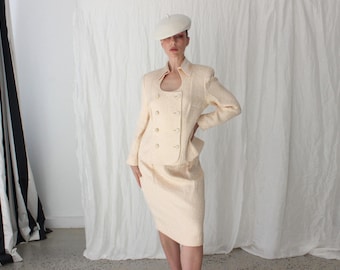 Traje de falda de dos piezas estilo años 80 de Rickie Freeman, acolchado en seda y lana color melocotón pastel - Estilo alternativo para novias/bodas