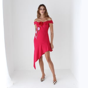 carrie bradshaw pink one shoulder dress Dress length and shoes