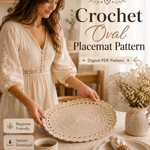 Może przedstawiać: Cyfrowy wzór PDF na owalną podkładkę szydełkową. Tekst głosi Crochet Oval Placemat Pattern, Digital PDF Pattern, Beginner Friendly oraz Instant Download. Podkładka jest beżowa z falistym brzegiem i okrągłym wzorem w środku.