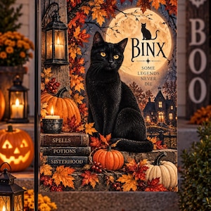 Peut inclure: Un drapeau de jardin rectangulaire représentant un chat noir assis sur une pile de livres étiquetés Spells, Potions et Sisterhood. La scène inclut des citrouilles orange, des feuilles d'automne, une lanterne, une pleine lune et le texte Binx Some Legends Never Die.
