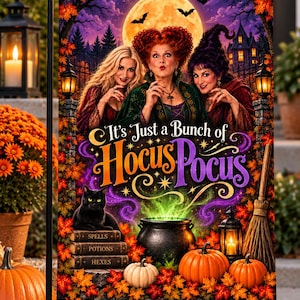 Peut inclure: Un drapeau de jardin rectangulaire représentant trois sorcières, un chat noir, un chaudron bouillonnant et des citrouilles. Le texte indique "It's Just a Bunch of Hocus Pocus" au-dessus d'une pile de livres étiquetés "Spells," "Potions," et "Hexes," sur un fond de forêt automnale au clair de lune.