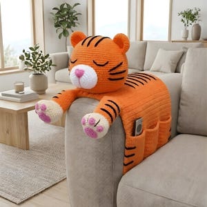Patrón PDF para organizador de reposabrazos de tigre de terciopelo a crochet - Soporte de bolsillo para sofá amigurumi - Almacenamiento de mando a distancia y teléfono - Decoración de peluche DIY - Descargar