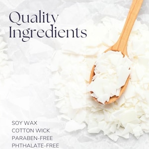 Pode incluir: Uma colher de pau retira flocos de cera de soja de uma pilha. A imagem apresenta o texto "Quality Ingredients" e lista os ingredientes. O fundo &eacute; branco.