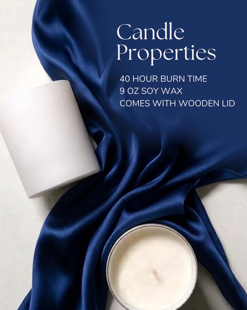 Pode incluir: Uma vela cil&iacute;ndrica branca e uma vela acesa em um recipiente prateado s&atilde;o exibidas em um tecido de cetim azul escuro. O texto "Candle Properties" est&aacute; no topo, com detalhes: 40 horas de tempo de queima, 255 g de cera de soja e vem com tampa de madeira.