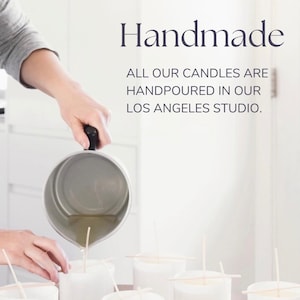 Pode incluir: Uma pessoa despeja cera em recipientes brancos para velas. A imagem inclui o texto "Handmade" e "ALL OUR CANDLES ARE HANDPOURED IN OUR LOS ANGELES STUDIO."