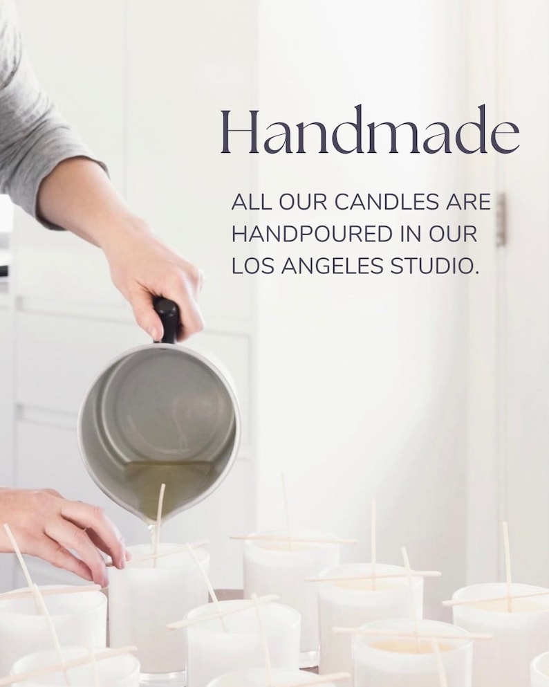 Pode incluir: Uma pessoa despeja cera em recipientes brancos para velas. A imagem inclui o texto "Handmade" e "ALL OUR CANDLES ARE HANDPOURED IN OUR LOS ANGELES STUDIO."