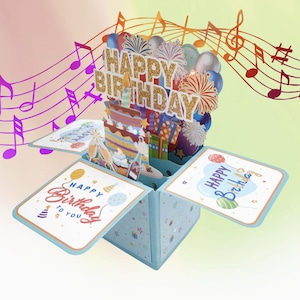 Può includere: Un biglietto di compleanno pop-up con torta, palloncini e fuochi d'artificio. Il biglietto dice "Happy Birthday" in lettere glitterate dorate. Il biglietto è blu con un bordo azzurro e ha la scritta "Happy Birthday to you" sul davanti.