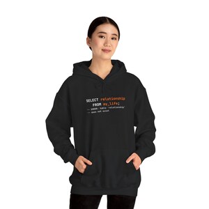 Bluza z kapturem z błędem SQL | Zabawny programista, inżynier oprogramowania, humorystyczny sweter z kodowaniem zdjęcie 5