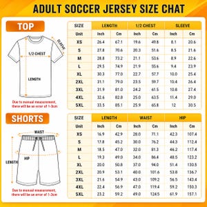 Puede incluir: Una tabla de tallas de camisetas de f&uacute;tbol para adultos con dos secciones para camisetas y pantalones cortos. La parte superior muestra un diagrama de camiseta con medidas de largo, medio pecho y manga en pulgadas y cm. La parte inferior muestra un diagrama de pantalones cortos con medidas de largo, cintura y cadera en pulgadas y cm para tallas de XS a 5XL.