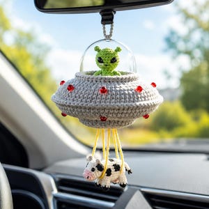 Gehäkelter Alien Kuh Autoanhänger, UFO-Rückspiegelbehang, lustiges Aliengeschenk, niedliche Kuhentführung Dekor, handgefertigtes gehäkeltes Autozubehör