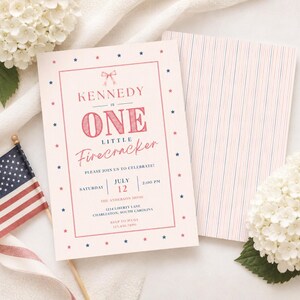 Puede incluir: Una invitación rosa con detalles en rojo y azul para un primer cumpleaños. El texto dice "Kennedy es ONE little Firecracker" con detalles del evento. La parte posterior de la invitación tiene un patrón de rayas. Una bandera estadounidense está en el fondo.