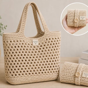 Puede incluir: Un bolso tote de ganchillo beige con forma rectangular y dos asas. También se muestra una cartera de ganchillo a juego y una pequeña cartera cuadrada. Cada artículo tiene una pequeña etiqueta que dice "handmade with love".