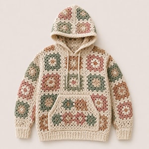 Könnte beinhalten: Ein cremefarbener Häkel-Hoodie mit Patchwork-Design. Der Hoodie hat eine Kapuze, eine Vordertasche und einen Kordelzug. Die Patchwork-Quadrate sind in Rosa-, Grün- und Brauntönen gehalten.