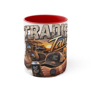 Peut inclure: Un mug en céramique à l'intérieur rouge orné d'une impression graphique représentant une botte de travail, une casquette avec le texte 'SUNNECKS FOREARMS SHINS ALWAYS', une canette 'Built Not Burnt' et le texte 'TRADIE Tan' sur fond de coucher de soleil.