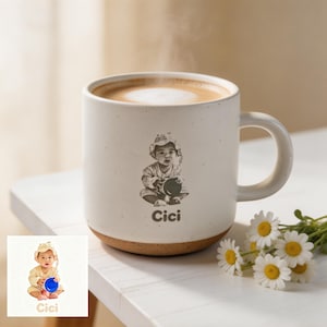 Puede incluir: Una taza de cerámica blanca moteada con un asa redondeada y una base de color arcilla natural. La taza presenta un gráfico impreso en gris oscuro de un bebé con sombrero de sol sosteniendo un objeto pequeño, con el nombre Cici impreso debajo.