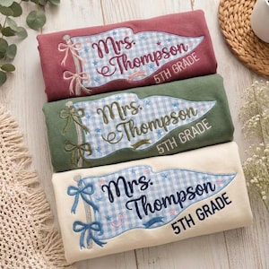Broderad skjorta för lärare i årskurs 5, namntröja i anpassade komfortfärger, t-shirt med gingham-motiv och konstlappmönster, gåva för lärare