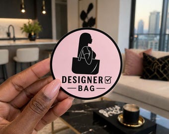 Pegatina de vinilo troquelada impermeable de 5" con diseño de bolso de diseñador y casilla de verificación.