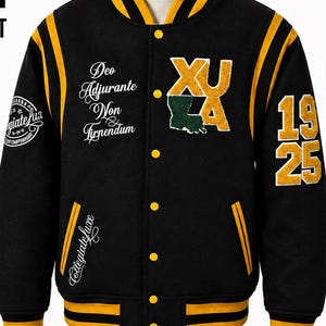 Puede incluir: Chaqueta universitaria negra con detalles dorados y amarillos. Presenta el texto "VARSITY LETTERMAN JACKET" y los números "1925". Incluye parches y el texto "Deo Adjurante Von Lynendum" y "Collegiate luxe".