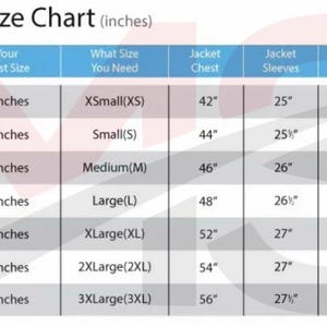 Puede incluir: Una tabla de tallas titulada Men Size Chart (inches) con columnas para el tama&ntilde;o real del pecho, la talla necesaria, el pecho de la chaqueta, las mangas y los hombros. La tabla enumera tallas de XS a 3XL con medidas correspondientes en pulgadas.