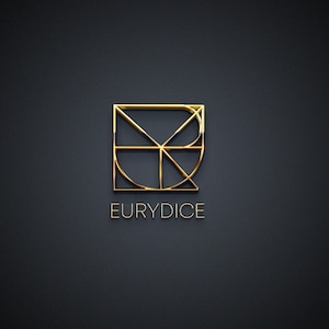 Può includere: Un logo in oro metallizzato con una cornice quadrata contenente linee e curve intersecanti, posizionato sopra il testo EURYDICE in un carattere sans-serif. Il design presenta una finitura lucida e riflettente su uno sfondo grigio scuro.
