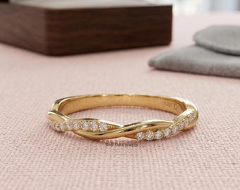 14Kソリッドゴールドダイヤモンドプチツイストリング、女性用ハーフエタニティバンド、繊細なウェディングマイクロパヴェエミリースタッキングリング、母の日ギフト