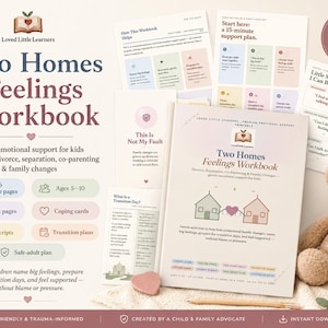 Könnte beinhalten: Das Two Homes Feelings Workbook ist ein druckbares Arbeitsheft für Kinder mit 176 Seiten, Bewältigungskarten und Elternskripten. Das Cover zeigt zwei Häuser, die durch ein Herz verbunden sind, neben einem Teddybären und einem Bleistift.