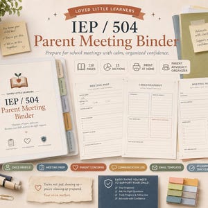 Könnte beinhalten: Ein IEP/504 Eltern-Meeting-Ordner mit Buchsymbol, 110 Seiten, 15 Abschnitten und gedruckten Formularen wie Meeting-Vorbereitung, Kind-Snapshot und Notizen. Enthält Haftnotizen, Büroklammern und einen Stift.