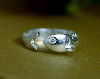 Anel de peixe em prata de lei ajustável, anel de carpa koi, joia fofa de animal marinho, anel minimalista com tema de vida marinha, joia de praia, presente para ela.