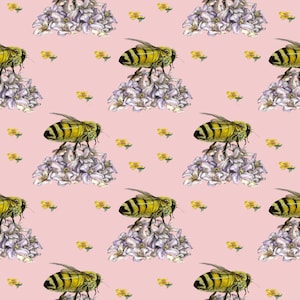 Op de afbeelding: Een herhalend patroon op een lichtroze achtergrond met illustraties van geel-zwarte honingbijen die op trossen lichtpaarse bloemen zitten, afgewisseld met kleine, verspreide gele bloemaccenten door het hele ontwerp heen.
