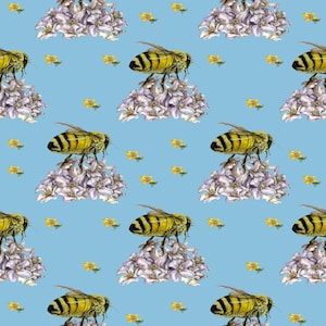 Peut inclure: Un motif répétitif sur fond bleu clair représentant des illustrations d'abeilles jaunes et noires posées sur des grappes de fleurs violet clair, parsemé de petits accents floraux jaunes dispersés dans tout le design.