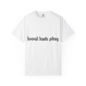 Pode incluir: Camiseta branca com o texto "local lash plug" em preto, com uma fonte estilizada na frente. A camiseta tem gola redonda e mangas curtas. O tecido parece ser uma mistura macia de algodão.