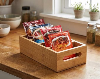 Organizador de despensa de bambú con separadores extraíbles para condimentos y aperitivos.