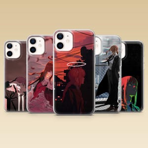 Könnte beinhalten: Fünf transparente Handyhüllen in einer Reihe, jede mit einer anderen Anime-Illustration eines rothaarigen Charakters. Die Designs zeigen Szenen mit einem roten Sonnenuntergang, einer dunklen städtischen Umgebung und Nahaufnahmen.