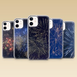 Könnte beinhalten: Fünf Smartphone-Hüllen in einer Reihe, jede mit einer anderen nächtlichen Szene mit farbenfrohen Feuerwerken in Gold-, Weiß- und Rottönen vor dunkelblauem und schwarzem Hintergrund, mit sichtbaren Aussparungen für die Doppelkamera.