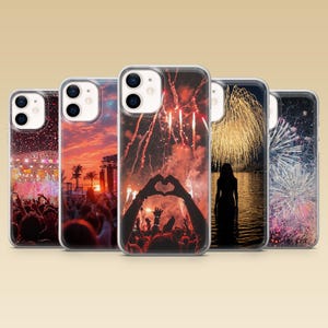 Könnte beinhalten: Fünf Smartphone-Hüllen mit verschiedenen nächtlichen Szenen. Die Designs zeigen eine Konzertmenge mit Konfetti, ein Festival bei Sonnenuntergang, Hände, die ein Herz vor einem Feuerwerk bilden, eine Silhouette im Wasser und ein nächtliches Feuerwerk.