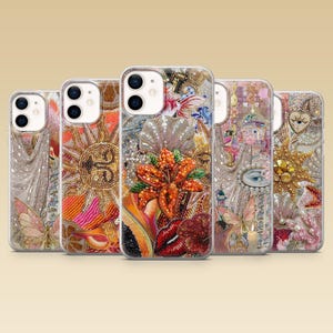 Può includere: Una collezione di cinque custodie per telefono dal design complesso. Ogni custodia presenta un design unico e colorato con elementi di perline e ricami. I disegni includono un sole, fiori e motivi astratti, con un bordo protettivo trasparente.