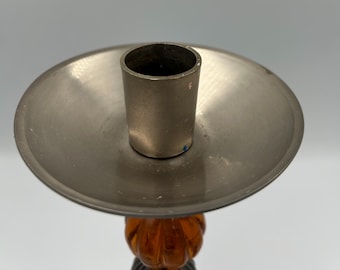 Bougeoirs avec perles argentées, bleues et rouges entrelacées