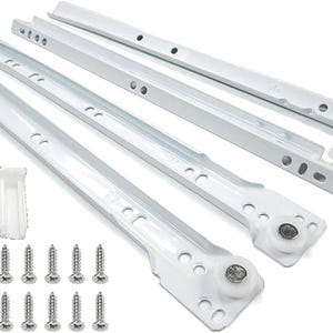Puede incluir: Guías de cajón blancas con accesorios de montaje, que incluyen tornillos y guías de plástico. Las guías son de metal y tienen un mecanismo de rodillos para un funcionamiento suave. Ideal para la reparación de muebles o la construcción nueva.
