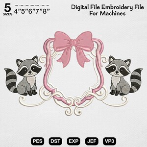 Op de afbeelding: Een digitaal borduurbestand met twee grijze en witte wasberen die een centraal sierlijk kader met een roze strik flankeren. De tekst bevat 5 SIZES 4" 5" 6" 7" 8", Digital File Embroidery File For Machines, en de bestandsformaten PES, DST, EXP, JEF, VP3.